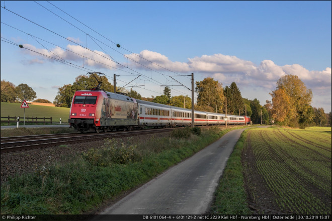 DB 6101 064-4 + 6101 121-2 mit IC 2229 Kiel Hbf - Nürnberg Hbf in Osterledde