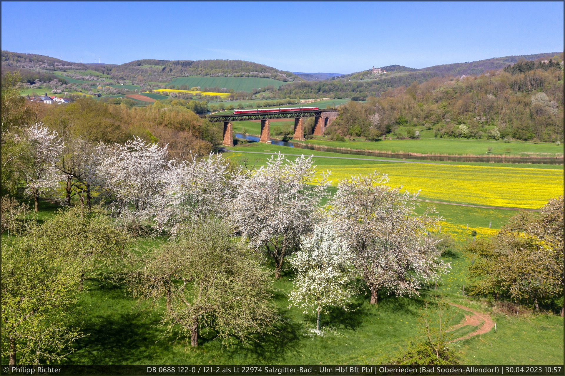DB 0688 122-0 / 121-2 als Lt 22974 Salzgtitter-Bad - Ulm Hbf Bft Pbf in Oberrieden (Bad Sooden-Allendorf) am 30.04.2023
