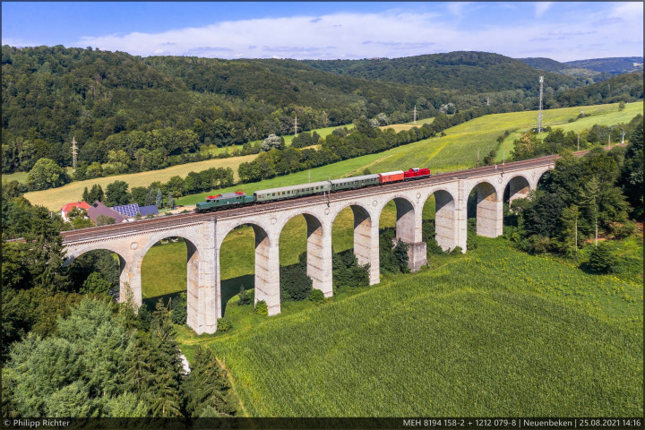 MEH 8194 158-2 + 1212 079-8 mit Überführung Altenbeken - Hamm (Westf) Rbf Hde in Neuenbeken "Kleiner Viadukt" am 25.08.2021
