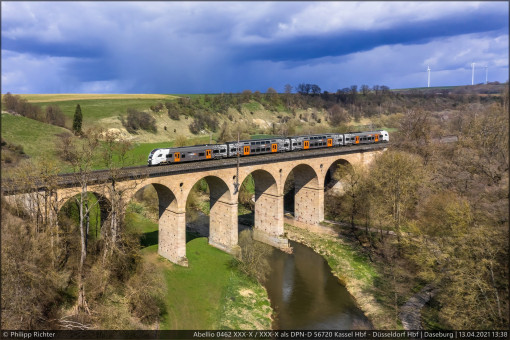 Abellio 0462 XXX-X / XXX-X als DPN-D 56720 Kassel Hbf - Düsseldorf Hbf in Daseburg "Diemelviadukt" am 13.04.2021